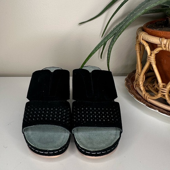 David Tate Black Suede Perforated Slide Sandals | Wedge Comfort Shoes | Size 7.5 - Picture 2 of 12